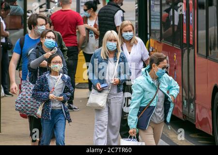 WIMBLEDON LONDRES ROYAUME-UNI. 19 juillet 2020. Les gens portant des masques protecteurs et des revêtements lors des achats dans le centre-ville de Wimbledon le dimanche. Le gouvernement a annoncé qu'il faudra porter des couvre-visage dans les magasins et les supermarchés en Angleterre à partir du 24 juillet pour arrêter la propagation du coronavirus Covid-19 et la police a été investi du pouvoir d'appliquer les mesures, y compris l'émission d'une amende de 100 £ pour les personnes qui ne se conforment pas Les nouvelles directives.Credit: amer ghazzal / Alamy Live News Banque D'Images