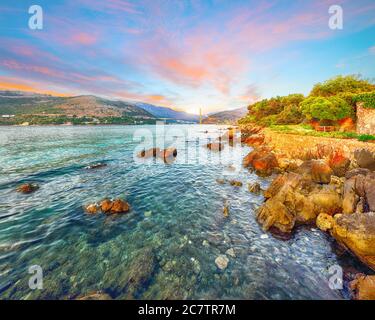 Panorama de l'impressionnant pont Franjo Tudjman au coucher du soleil et sur la rive rocheuse de Dubrovnik. Lieu: Dubrovnik, Dalmatie, Croatie, Europe Banque D'Images