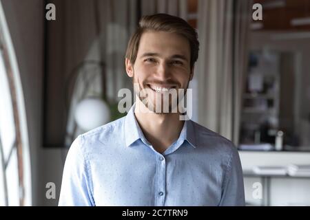 Photo de profil d'un employé souriant qui se pose sur le lieu de travail Banque D'Images