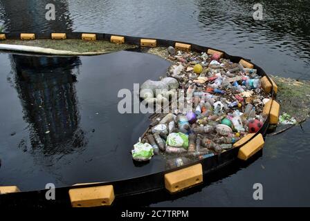 PRINCIPALEMENT DES DÉCHETS EN PLASTIQUE SE RASSEMBLENT DANS UN PIÈGE À DÉCHETS SUR LA RIVIÈRE LEA À TOTTENHAM HALE, DANS LE NORD DE LONDRES. Banque D'Images