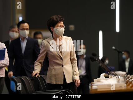 Hong Kong. 19 juillet 2020. Carrie Lam (front), chef de la direction de la région administrative spéciale de Hong Kong (HKSAR), assiste à une conférence de presse à Hong Kong, dans le sud de la Chine, le 19 juillet 2020. Hong Kong a annoncé dimanche de nouvelles mesures anti-épidémies, dont le port obligatoire d'un masque facial dans tous les lieux publics intérieurs, car les cas confirmés quotidiennement ont dépassé pour la première fois 100 depuis l'épidémie de COVID-19.POUR ALLER DE L'AVANT :« Hong Kong a encore augmenté les mesures anti-épidémies dans le contexte de la flambée des infections locales » Credit: Li Gang/Xinhua/Alay Live News Banque D'Images