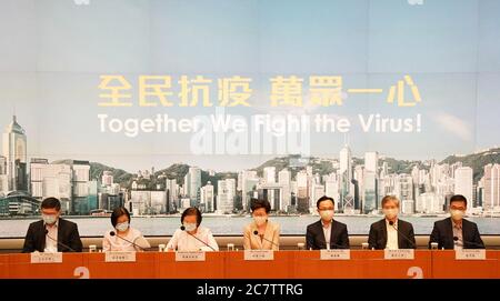 Hong Kong. 19 juillet 2020. Carrie Lam (C), chef de la direction de la région administrative spéciale de Hong Kong (HKSAR), assiste à une conférence de presse à Hong Kong, dans le sud de la Chine, le 19 juillet 2020. Hong Kong a annoncé dimanche de nouvelles mesures anti-épidémies, dont le port obligatoire d'un masque facial dans tous les lieux publics intérieurs, car les cas confirmés quotidiennement ont dépassé pour la première fois 100 depuis l'épidémie de COVID-19.POUR ALLER DE L'AVANT :« Hong Kong a encore augmenté les mesures anti-épidémies dans le contexte de la flambée des infections locales » Credit: Li Gang/Xinhua/Alay Live News Banque D'Images