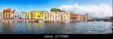 Paysage urbain étonnant de Bosa avec le pont Ponte Vecchio traversant la rivière Temo. Rive de la rivière avec maisons italiennes colorées typiques. Emplacement : Banque D'Images