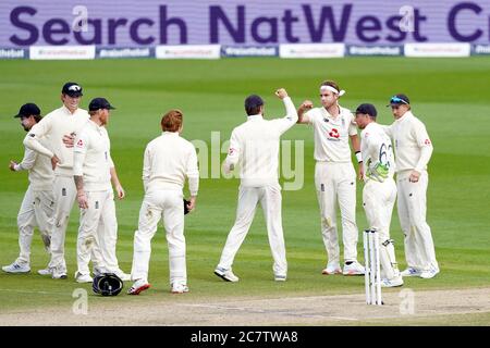 Stuart Broad, en Angleterre, célèbre avec ses coéquipiers après avoir pris le cricket de Shamarh Brooks aux Antilles au cours du quatrième jour du deuxième test à Emirates Old Trafford, Manchester. Banque D'Images