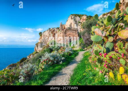 Spectaculaire vire de printemps sur le panorama du cap Milazzo de la réserve naturelle de Piscina di Venere. Emplacement : cap Milazzo, île de Sicile, Italie, Europe. Moi Banque D'Images