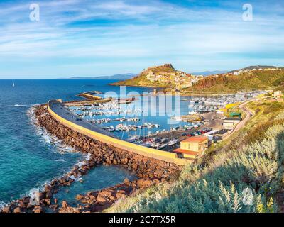 Vue pittoresque sur la ville médiévale de Castelsardo. Paysage urbain du port de Castelsardo. Lieu: Castelsardo, province de Sassari, Italie, Europe Banque D'Images