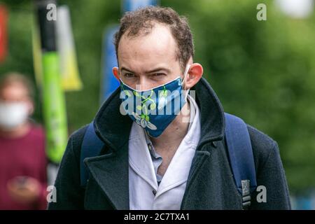 WIMBLEDON LONDRES ROYAUME-UNI. 19 juillet 2020. Un cabas dans le centre-ville de Wimbledon portant un masque protecteur à motif fleuri. Le gouvernement a annoncé qu'il faudra porter des couvre-visage dans les magasins et les supermarchés en Angleterre à partir du 24 juillet pour arrêter la propagation du coronvirus Covid-19 et la police a été investi du pouvoir d'appliquer les mesures, y compris l'émission d'une amende de 100 £ pour les personnes qui ne se conforment pas Les nouvelles lignes directrices: amer ghazzal/Alamy Live News Banque D'Images