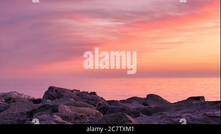 Magnifique coucher de soleil rose, orange, violet et rouge sur la mer. Banque D'Images