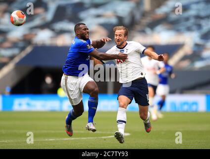 Harry Kane de Tottenham Hotspur et Wes Morgan de Leicester City (à gauche) lors du match de la Premier League au Tottenham Hotspur Stadium, Londres. Banque D'Images