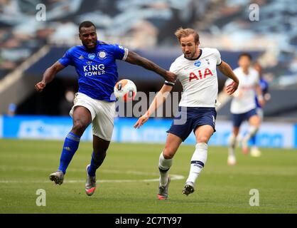Harry Kane de Tottenham Hotspur et Wes Morgan de Leicester City (à gauche) lors du match de la Premier League au Tottenham Hotspur Stadium, Londres. Banque D'Images
