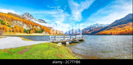 Jetée en bois et vue fantastique sur le lac de Sils (Silsersee). Scène automnale colorée des Alpes suisses. Lieu: Maloya, région de l'Engadine, canton des Grisons, Suisse Banque D'Images