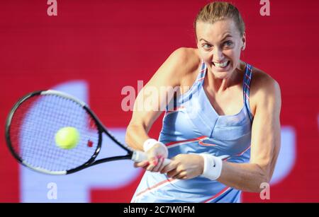 Berlin, Allemagne. 19 juillet 2020. Tennis: Tournoi Invitational 'bett1as' pour Mesdames et Messieurs à l'ancien aéroport de Tempelhof. Femmes, célibataires, finale, Kvitova (République tchèque) - Sébastova (Lettonie): Petra Kvitova retourne un ballon. Crédit : Andreas Gora/dpa/Alay Live News Banque D'Images