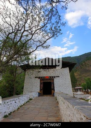 Un pont traversant la rivière pour conduire au Rinpung Dzong à Paro, Bhoutan Banque D'Images