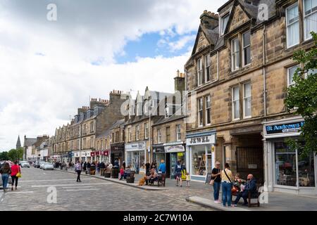 Vue sur les magasins le long de Market Street dans le centre de St Andrews, Écosse, Royaume-Uni Banque D'Images