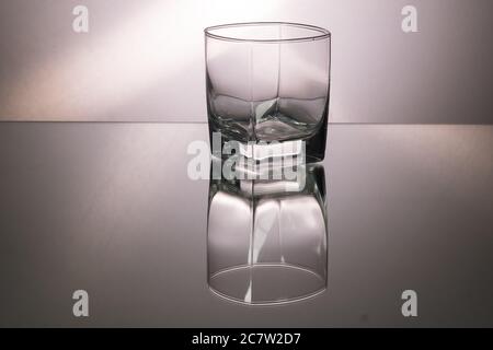 Verre de whisky sur table miroir. Image gorizontale avec espace de copie. Banque D'Images