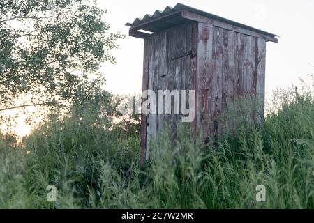 Ancien appartement en bois double dans le village russe isolé Banque D'Images