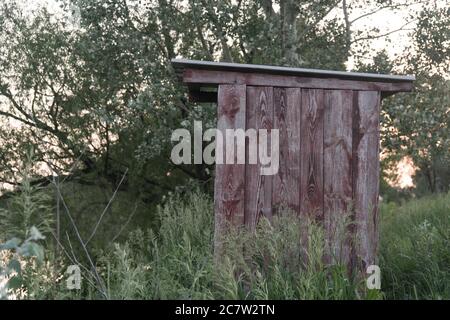 toilettes en bois dans un village russe en été Banque D'Images