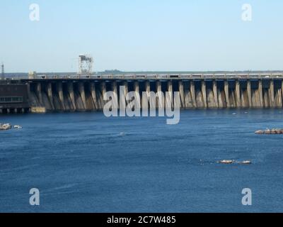 Paysage de l'île de Khortytsya Zaporozhye sur la centrale hydroélectrique sur le Dnieper en Ukraine Banque D'Images