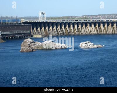 Paysage de l'île de Khortytsya Zaporozhye sur la centrale hydroélectrique sur le Dnieper en Ukraine Banque D'Images