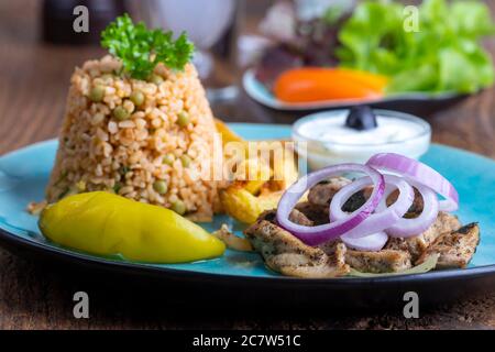 gyros grecs avec riz sur bois Banque D'Images