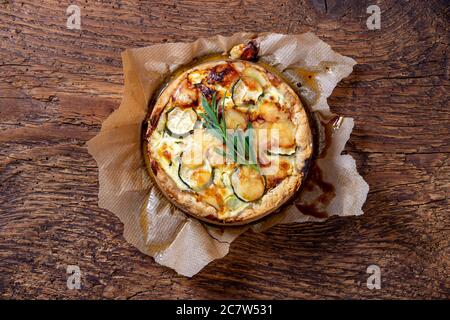 quiche française fraîche sur bois Banque D'Images