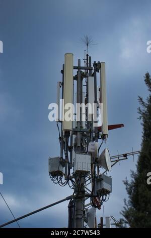 Gros plan d'une tour mobile de communications 4g 5g en haut d'une colline, antennes pour la diffusion de signaux Banque D'Images
