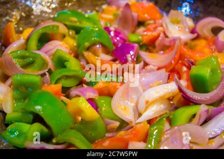 Remuez les légumes frits colorés dans un wok, aliments sains. Concept pour un repas végétarien savoureux et sain. Gros plan Banque D'Images