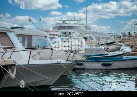 Petits bateaux privés attachés sur la rive de Primosten, petite ville en Croatie. Chose typique à voir sur les plages de la méditerranée Banque D'Images