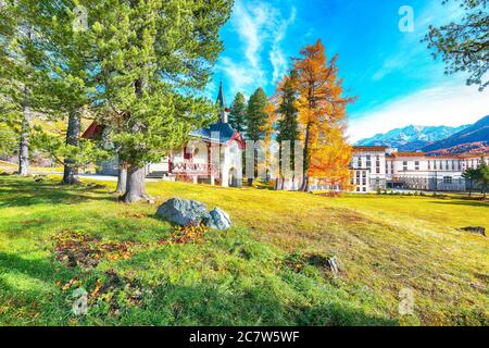 Une scène d'automne impressionnante dans les Alpes suisses et le palais de Maloja. Scène automnale colorée des Alpes suisses. Lieu: Maloya, région de l'Engadine, canton des Grisons, Suisse Banque D'Images