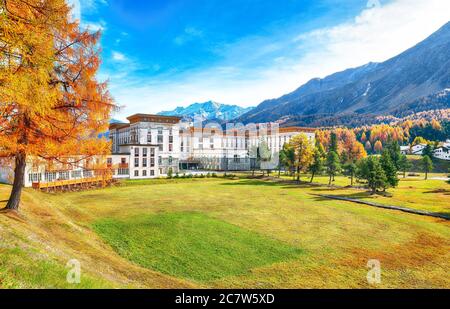 Une scène d'automne impressionnante dans les Alpes suisses et le palais de Maloja. Scène automnale colorée des Alpes suisses. Lieu: Maloya, région de l'Engadine, canton des Grisons, Suisse Banque D'Images