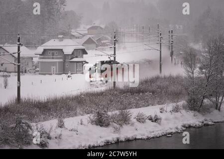 Photo aérienne d'un train qui va près de la neige Bad Goisern, Autriche Banque D'Images