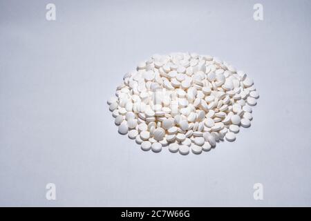 Gros plan de pilules médicales blanches isolées sur fond blanc Banque D'Images