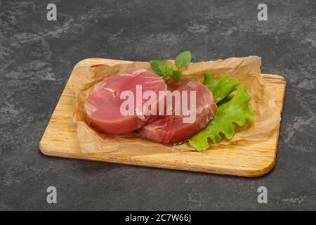 Raw tuna steak ronde prêt pour grill Banque D'Images
