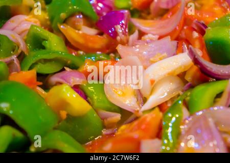 Remuez les légumes frits colorés dans un wok, aliments sains. Concept pour un repas végétarien savoureux et sain. Gros plan Banque D'Images