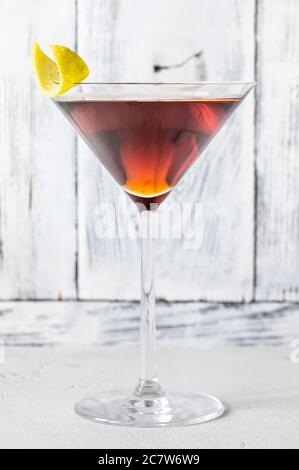 Verre de cocktail Martinez garni de zeste de citron Banque D'Images