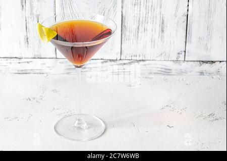 Verre de cocktail Martinez garni de zeste de citron Banque D'Images