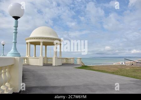 Vue de la Colonnade vers l'ouest en direction de Beachy Head et Eastbourne, à Bexhill, Sussex, Angleterre, Royaume-Uni. Banque D'Images