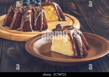 Cale de gâteau au citron avec garniture au chocolat Banque D'Images