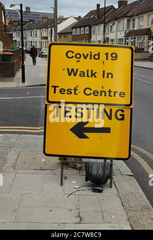 Londres, Royaume-Uni. 19 juillet 2020. Un panneau pour une promenade Covid-19 dans le centre d'essai de Plashet dans l'est de Londres pendant la pandémie du coronavirus.les Londoniens ont lentement commencé à retourner à la normale avec l'ouverture des magasins. Le gouvernement a donné des conseils sur l'ouverture des salles de gym et des piscines à partir du 11 juillet, suivie par des salles de gym, des piscines et des centres de loisirs intérieurs le 25 juillet. Crédit : SOPA Images Limited/Alamy Live News Banque D'Images