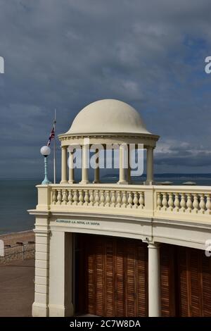 Vue sur Beachy Head et Eastbourne, vue à l'ouest depuis la Colonnade à Bexhill, Sussex, Englanf, Royaume-Uni. Banque D'Images