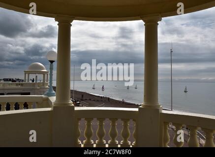 Une vue à l'est de petits bateaux à voile près de la plage prise de la Colonnade à Bexhill, Sussex, Royaume-Uni. Banque D'Images