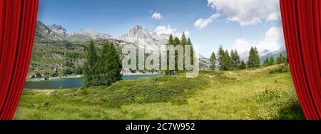 Théâtre ouvert rideaux rouges contre le lac de Sils dans la haute vallée de l'Engadine en une journée d'été (Europe -Suisse) - image concept Banque D'Images