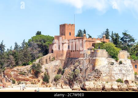 Le fort de São João do Arade, parfois appelé le château d'Arade, est une fortification médiévale située dans la paroisse civile de Ferragudo Banque D'Images