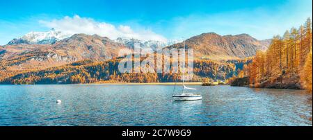 Vues pittoresques sur le lac de Sils (Silsersee) avec petit yacht blanc. Scène automnale colorée des Alpes suisses. Lieu: Maloya, région de l'Engadine, gris Banque D'Images