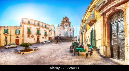 La cathédrale baroque Saint George de Modica et la place du Duomo. Centre historique construit dans un style baroque tardif. Ragusa, Sicile, Italie, Europe. Banque D'Images