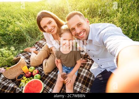 Bonne famille prenant selfie dans la campagne par beau temps Banque D'Images