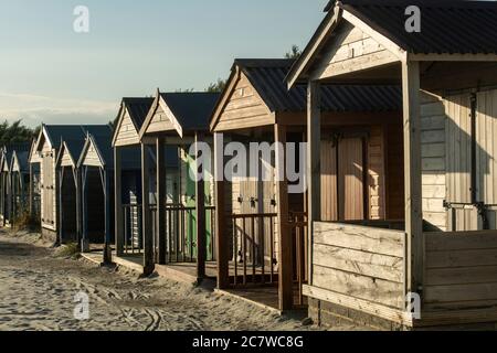 Cabanes de plage sur la plage de Wittering ouest, West Sussex, Angleterre Banque D'Images