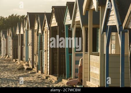 Cabanes de plage sur la plage de Wittering ouest, West Sussex, Angleterre Banque D'Images