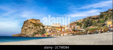 Magnifique village de la station balnéaire Scilla avec son vieux château médiéval sur le rocher Castello Ruffo, maisons traditionnelles italiennes colorées sur le Ty méditerranéen Banque D'Images