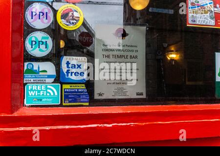 Le panneau dans la fenêtre du Temple Bar, Temple Bar, Pub à Dublin annonçant sa fermeture temporaire en raison de la pandémie du coronavirus. Banque D'Images
